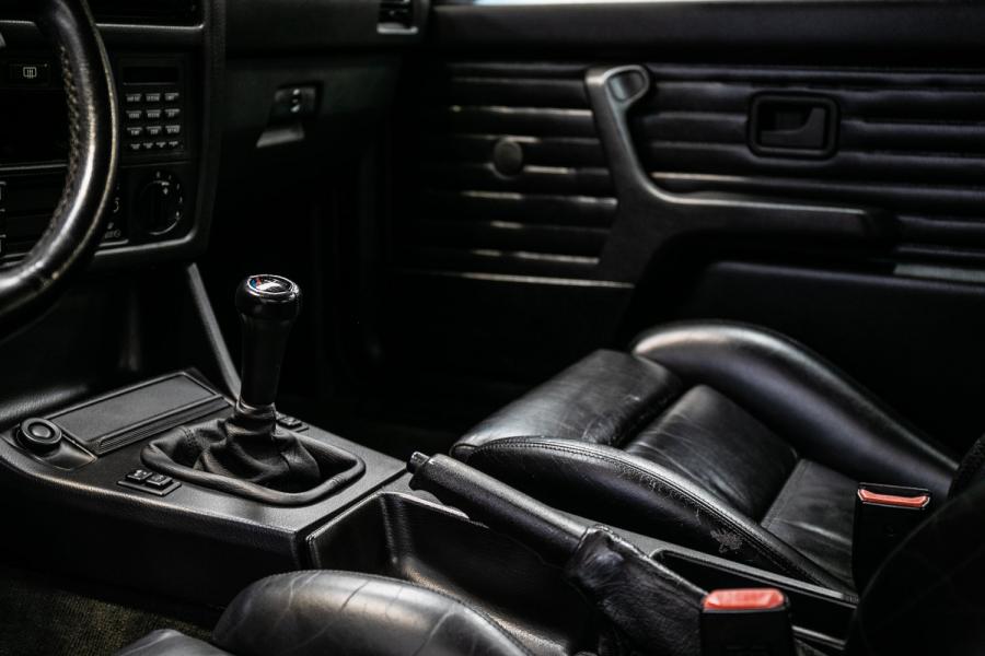 Интерьер BMW M3 Coupe (E30) 1987 года  (фото 7 из 15)